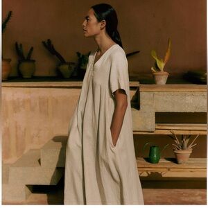 Boutique dress with side pockets. V neck pleated front